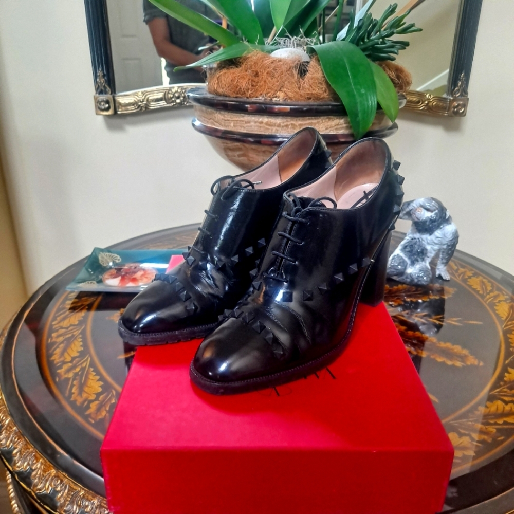 VALENTINO GARAVANI Black Rockstud Leather Oxford Women's Shoe 39 / 8.5 US